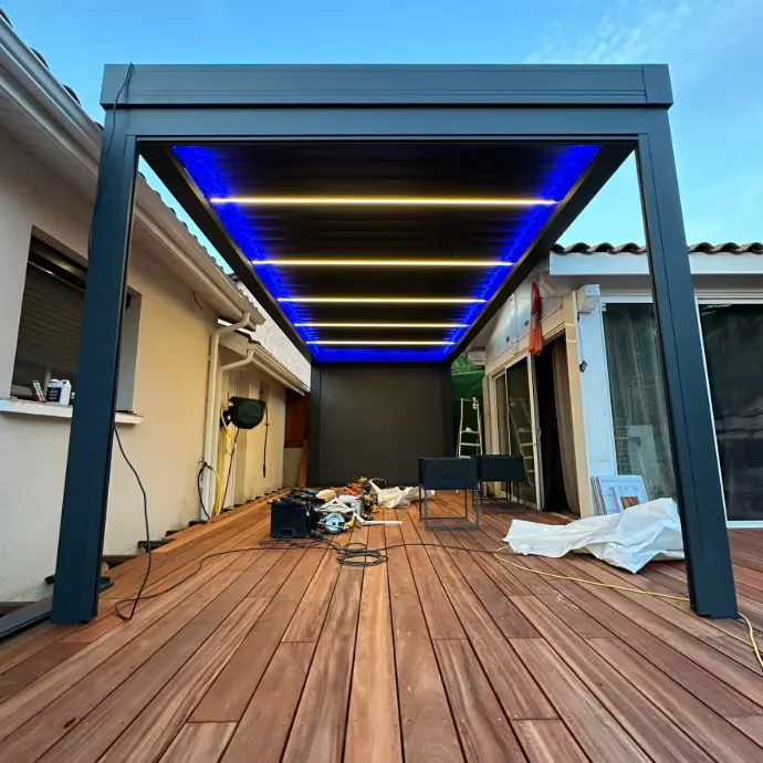 Pergola bioclimatique en aluminium avec éclairage LED