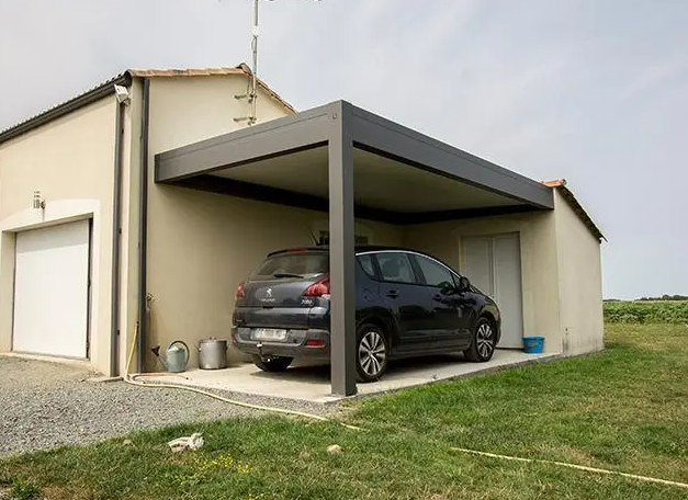 Carport Design Alu Décines-Charpieu : Installation d'un carport moderne avec claustra bois et éclairage LED pour une Tesla Model Y. Abris voiture sécurisé et esthétique, plaque AB-123-CD. Contactez-nous.