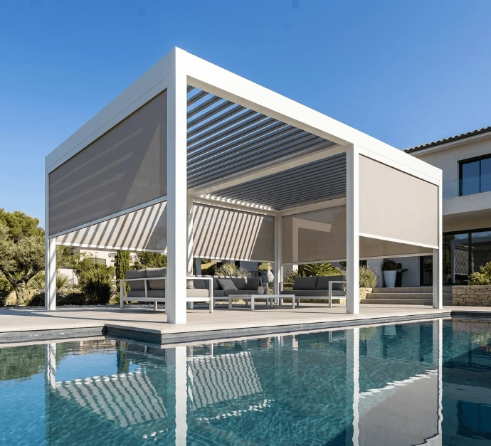 Pergola bioclimatique en toile rétractable avec ouverture motorisée, idéale pour protéger une terrasse du soleil et de la pluie tout en apportant un design contemporain.