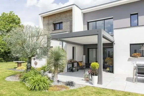 Pergola à toile rétractable sur mesure conçue pour aménager une terrasse élégante, protéger des intempéries et profiter pleinement de son espace extérieur.