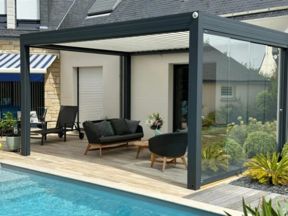 Pergola bioclimatique sur mesure en aluminium avec lames rétractables ou toile motorisée, alliant design, protection solaire, confort extérieur et durabilité.
