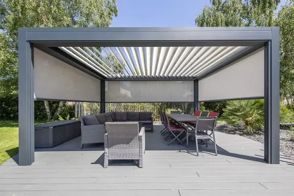 Pergola bioclimatique design avec toiture à lames rétractables, idéale pour aménager un jardin, une terrasse ou les abords d'une piscine avec élégance.