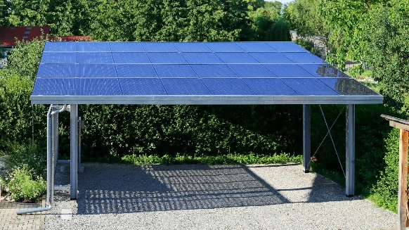 Carport solaire haute performance : structure photovoltaïque innovante permettant de produire une énergie verte, réduire les coûts d'électricité et valoriser votre patrimoine.