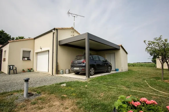 Installation d'un carport aluminium avec fermetures latérales en toile ou à lames rétractables, idéale pour protéger votre véhicule des intempéries et du vent.