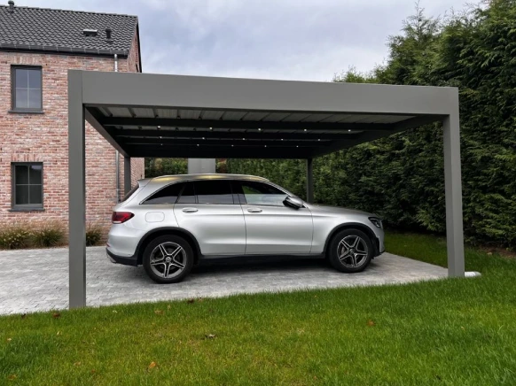 Abri voiture en aluminium avec stores verticaux rétractables en toile, alliant design contemporain, protection climatique et valorisation de votre habitation.