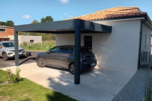 Carport aluminium design avec protections latérales rétractables, parfait pour abriter une voiture, un camping-car ou un utilitaire tout en conservant une esthétique moderne.